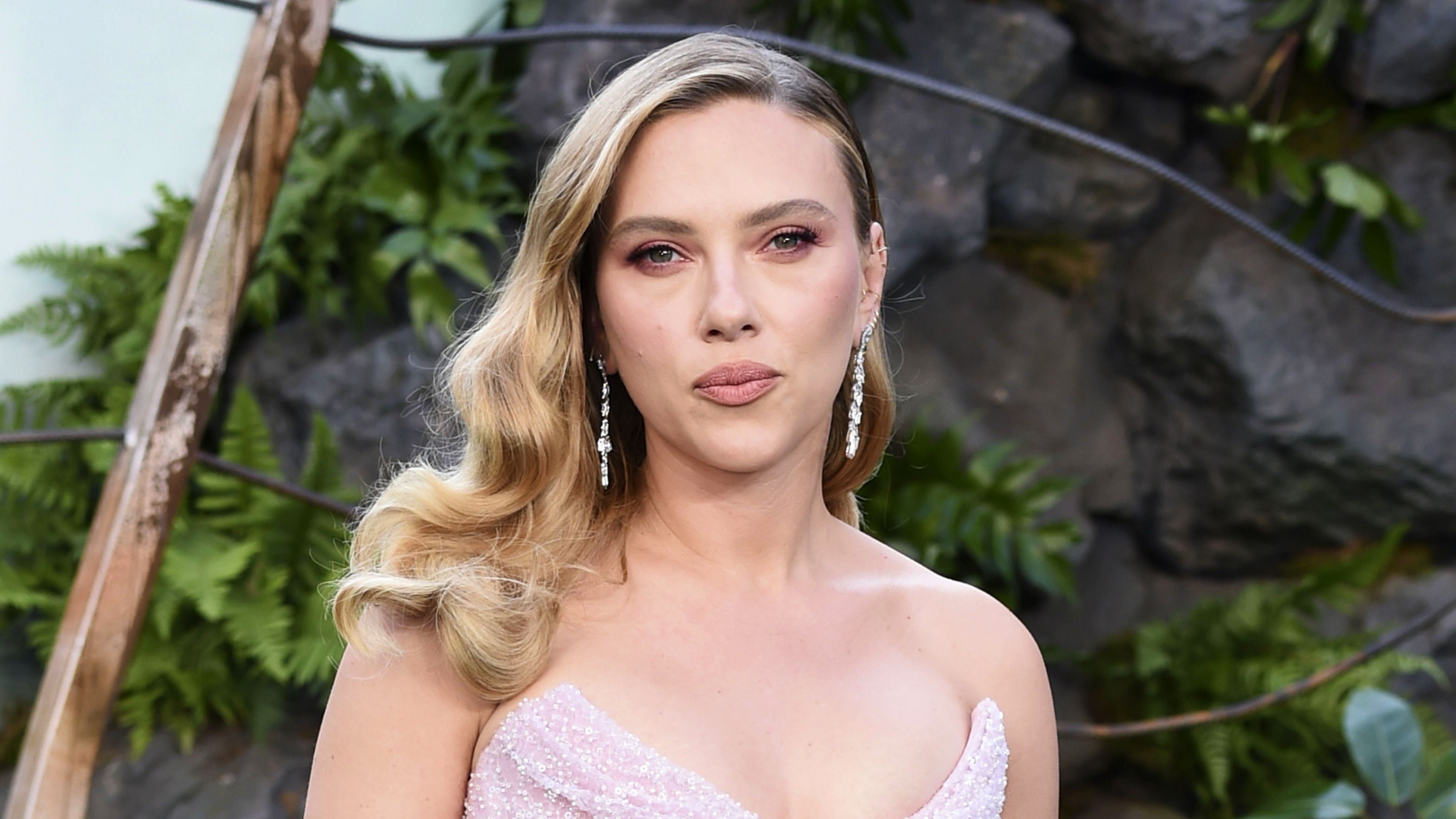 Scarlett Johansson's 9M Dino Thriller Invades Netflix!